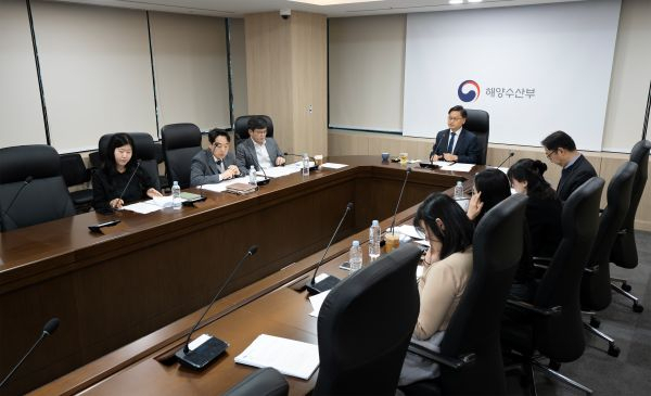 김성범 해양수산부 장관 직무대행이 13일 제4차 UN해양총회 준비 관련 고위급 회의를 주재하고 있다. [사진=해수부]