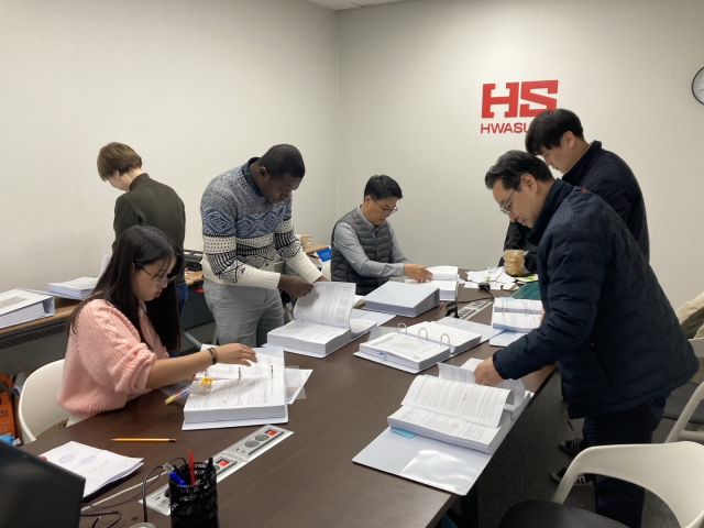 HS화성과 영진종합건설 직원들이 케냐 BRT 사업 입찰 서류를 준비하는 모습. HS화성 제공