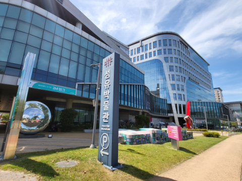 껍데기만 남은 '밀라노의 꿈'… 섬유 거점 흔들·패션연 해산   