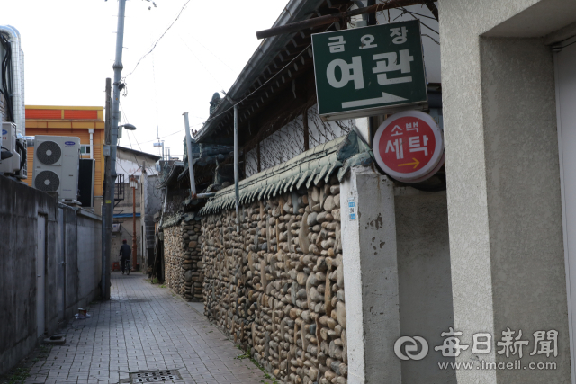 대구 종로 일대 요정 골목의 한적한 골목 풍경. 한때 심향각·불로정·묵향 등 여러 요정이 성업했던 이곳에는 이제 가미만 남아 옛 종로 요정 문화의 마지막 명맥을 지키고 있다. 정운철 기자 woon@imaeil.com