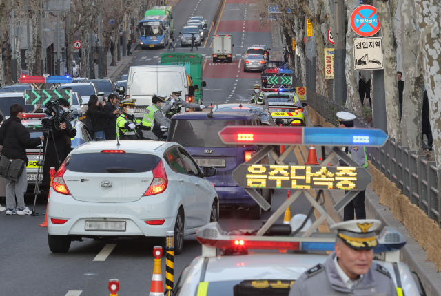 지난 3월 4일 서울 양천구 양강초등학교 스쿨존 일대에서 양천경찰서 소속 교통 경찰이 등굣길 음주운전 단속을 하고 있다. 연합뉴스