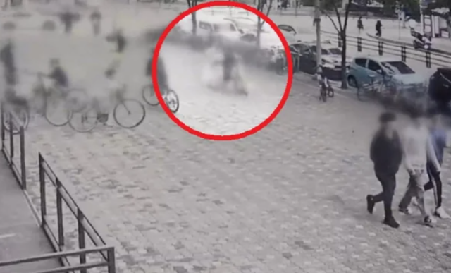 어린 딸을 향해 달려오던 전동 킥보드를 막아 세우려다 크게 다친 30대 여성이 중태에 빠진 사건과 관련해, 무면허로 킥보드를 운전한 중학생과 대여업체 관계자가 검찰에 넘겨졌다. KBS 갈무리