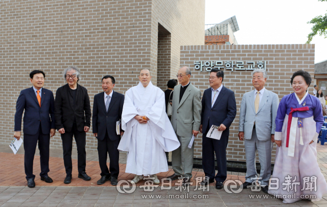 하양무학로교회가 2019년 5월 26일 새 성전을 지어 봉헌 감사 예배를 드렸다. 예배 전 내빈들이 교회 앞에서 기념촬영을 하고 있다. 왼쪽부터 한삼화 삼한C1 대표이사, 건축 설계를 한 승효상 건축가, 조원경 목사, 돈관 은해사 주지, 강택규 원로신부, 우동기 2·28민주운동기념사업회장, 최재림 경북향교발전협의회장, 황영례 이 교회 장로. 김진만 기자