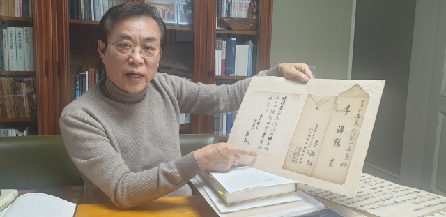 이승환 씨가 보관 중인 간찰 하나를 들어 설명하고 있다. 이 간찰은 이원조 선생이 1944년 1월 17일 이육사 선생의 별세를 집안 동생들에게 급히 알리는 내용을 담고 있다. 전창훈 기자