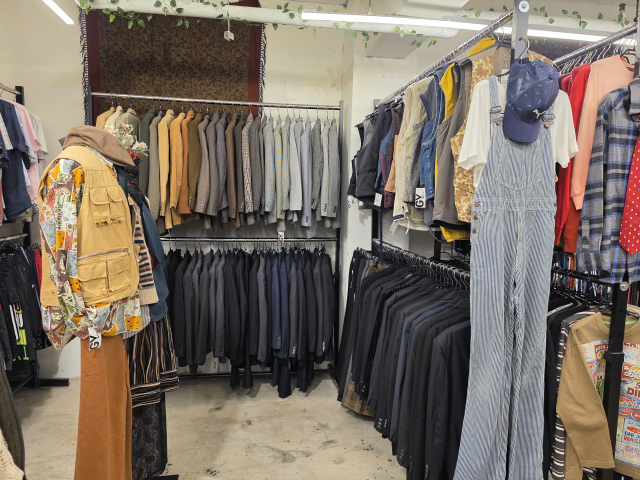 대구 동성로 한 빈티지샵에 중고 의류제품이 진열돼 있다. 최근 합리적이고 개성을 중요시하는 소비 패턴의 중요성이 부각되면서 중심 상권인 동성로에도 빈티지샵이 늘어나는 추세다. 정우태 기자