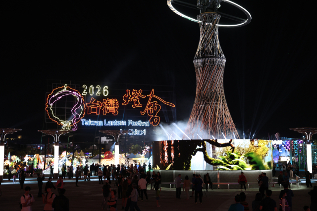 정월대보름인 3일 오후 대만 자이현 타이바오시에서 열린 2026 타이완 등불 축제에서 아리산 신목을 형상화한 메인 등불이 불을 밝히고 있다. 대만은 정월대보름인 원소절에 등불을 밝히는 풍습이 있다. 지난해 1천만명이 방문한 대만등불축제는 지역 활성화를 위해 매년 개최지를 변경해 열리고 있다. 올해는 아리산으로 유명한 남부 자이현에서 15일까지 열린다. 이민호 기자 lmh@imaeil.com