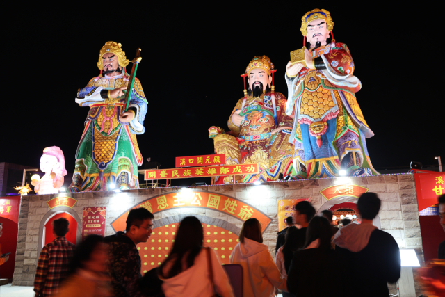 4일 대만 자이현 타이바오시에서 열린 대만등불축제 현장. 1662년 네덜란드 세력을 몰아내고 대만을 장악한 명나라 장수 정성공(鄭成功)을 형상화한 거대한 등불도 설치돼 있었다. 자이현 시커우향 사찰 