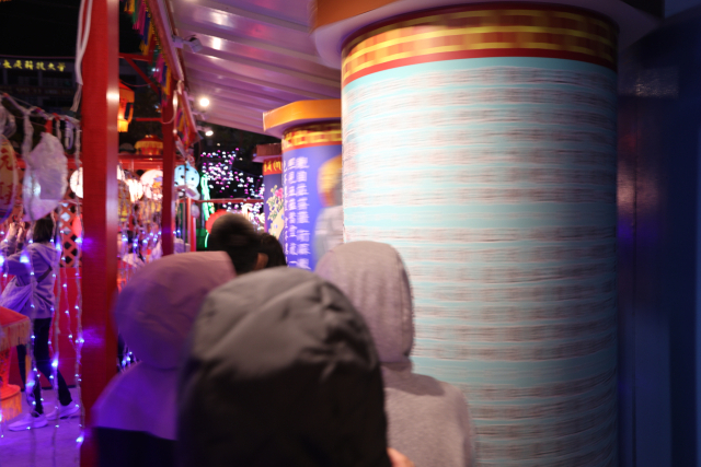 4일 대만 자이현 타이바오시에서 열린 대만등불축제 현장. 사람들이 전경륜을 밀면서 통로를 지나고 있다. 이민호 기자 lmh@imaeil.com