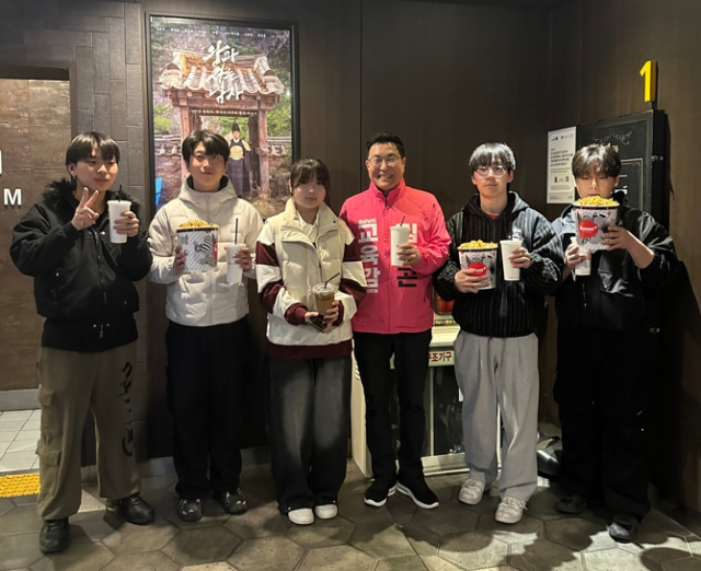 김영곤 경남교육감 예비후보가 대학생들과 함께 영화 