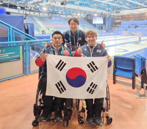 국립경국대 사제·동문 한 팀, 패럴림픽 컬링 은메달…혼성팀은 4위