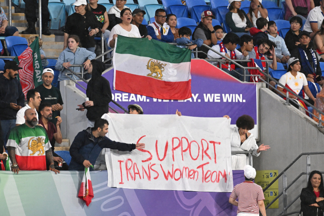 지난 8일 호주 골드코스트 스타디움에서 열린 이란과 필리핀의 AFC 여자 아시안컵 A조 경기에서 이란 팬들이 플래카드를 들고 응원하고 있다. 로이터연합뉴스