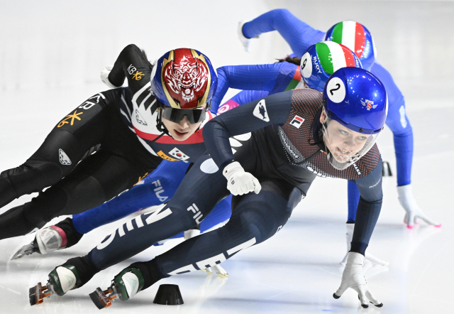 한국의 김길리가 15일 캐나다 몬트리올에서 열린 2026 ISU 쇼트트랙 세계선수권대회 여자부 1,000m 결승전 도중 산드라 펠제부르의 뒤에 바짝 따라붙고 있다. AP 연합뉴스