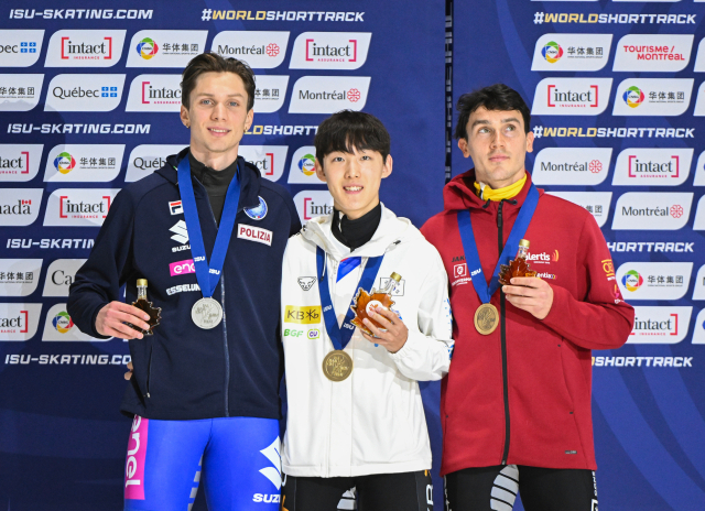 한국의 임종언이 15일 캐나다 몬트리올에서 열린 2026 ISU 쇼트트랙 세계선수권대회 남자부 15000m에 출전해 우승을 차지한 뒤 금메달을 목에 걸고 기념 사진을 찍고 있다. AP 연합뉴스