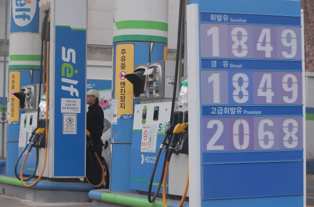 석유 최고가격제 시행 후 첫 주말인 15일 서울 시내 한 주유소를 찾은 시민이 주유를 하고 있다. 이날 기름값은 하락세를 이어갔으나 감소 폭은 크게 줄었다. 유가정보시스템 오피넷에 따르면 오전 9시 기준 전국 주유소 평균 휘발유 가격은 L당 1천842.1원으로 전날보다 3.2원 내렸다. 경유 가격은 같은 시각 1천843.6원으로 4.4원 하락했다. 연합뉴스
