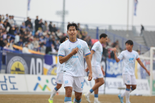 프로축구 대구FC 박기현이 15일 충남 아산 이순신종합경기장에서 열린 충남아산FC와의 경기에서 선제골을 넣고 세리머니를 하고 있다. K리그 제공