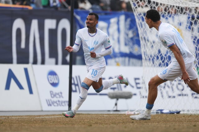 프로축구 대구FC의 세라핌이 15일 충남 아산 이순신종합경기장에서 열린 충남아산FC와의 경기에서 두 번째 골을 넣고 세리머니를 하고 있다. K리그 제공