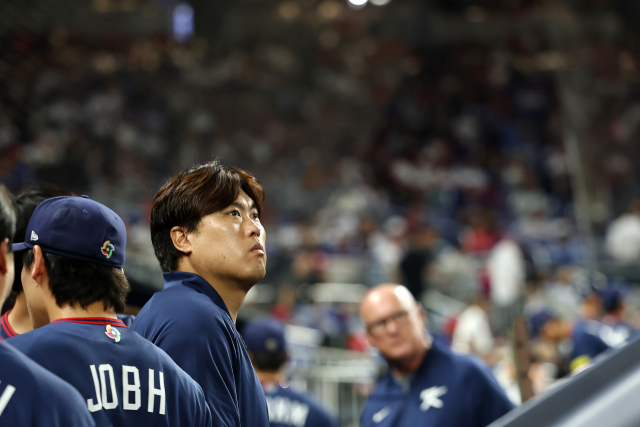 한국의 류현진이 14일 미국 플로리다주 마이애미 론디포파크에서 열린 2026 WBC 도미니카외의 8강전 5회말이 끝난 뒤 그라운드를 바라보고 있다. 연합뉴스