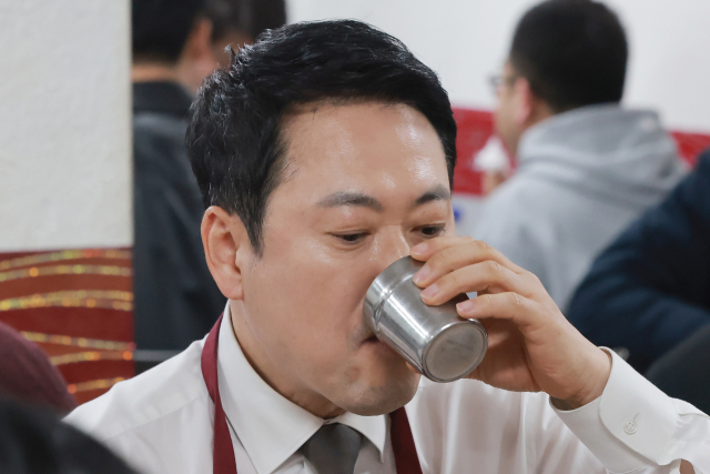 국민의힘 장동혁 대표가 13일 서울 영등포시장 내 한 식당을 방문해 점심을 먹으며 물을 마시고 있다. 연합뉴스