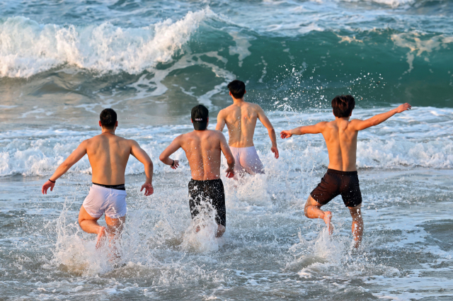 [포토뉴스] 봄바다에 뛰어드는 청춘들