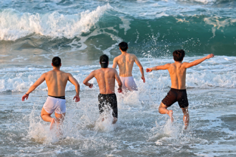 [포토뉴스] 봄바다에 뛰어드는 청춘들