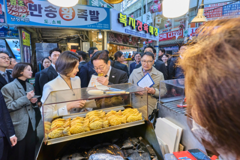 '장바구니 물가 살피러' 창원 시장 방문한 李 대통령…
