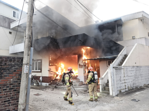 상주시 단독주택 화재…거주자로 추정되는 시신 1구 발견