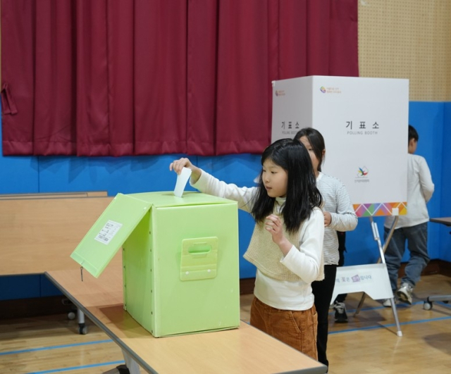 최근 청송 파천초등학교에서 3~6학년 학생을 대상으로 올해 전교학생회 선거를 실시했다. 사진은 한 학생이 자신의 소중한 한 표를 행사하는 모습이다. 청송교육지원청 제공