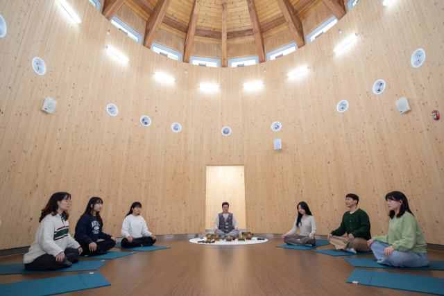 산림치유 프로그램에 참여한 이용객들이 명상체험을 하고 있다. 국립산림치유원