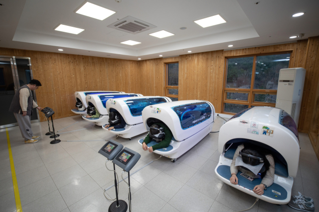 산림치유프로그램 참여자들이 치유를 받고 있다. 국립산림치유원 제공