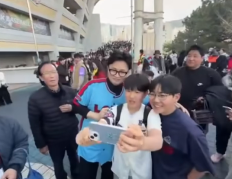 '부산출마설' 한동훈, 최동원 유니폼 입고 사직구장 출몰