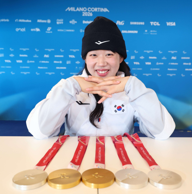 김윤지가 15일(현지시간) 이탈리아 테세로 크로스컨트리 스타디움에서 메달과 함께 기념촬영을 하고 있다. 생애 첫 패럴림픽에 출전한 김윤지는 이번 대회 6개 종목에 출전해 5개의 메달을 획득했다. 연합뉴스