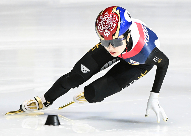 지난 15일 캐나다 몬트리올에서 열린 ISU 세계 쇼트트랙 스피드 스케이팅 선수권 대회 여자 1,500m 결승전에서 한국의 김길리가 1위로 결승선을 통과하고 있다. AP연합뉴스