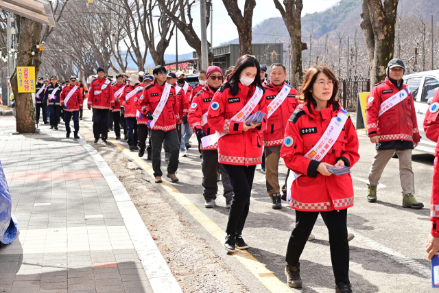 청송군은 지난 13일 주왕산국립공원 상의주차장 일원에서 봄철 대형산불 특별대책기간을 맞아 관계기관 합동 산불예방 캠페인을 실시했다. 청송군 제공