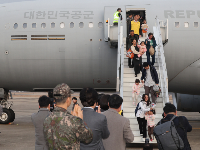 15일 오후 경기도 성남시 서울공항에서 중동 상황 악화로 공군 다목적 수송기 KC-330 