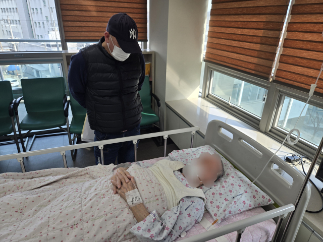 지난 5일 찾은 대구 한 요양병원. 중증 치매를 앓고 있는 최희준(84·) 씨가 면회를 온 아들을 만나고 있는 모습. 임재환 기자