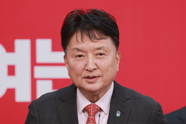 6·3 지방선거 충북도지사에 도전하는 김영환 충북도지사가 11일 서울 영등포구 여의도 국민의힘 중앙당사에서 열린 광역단체장 후보 면접을 마치고 취재진 질문에 답하고 있다. 연합뉴스