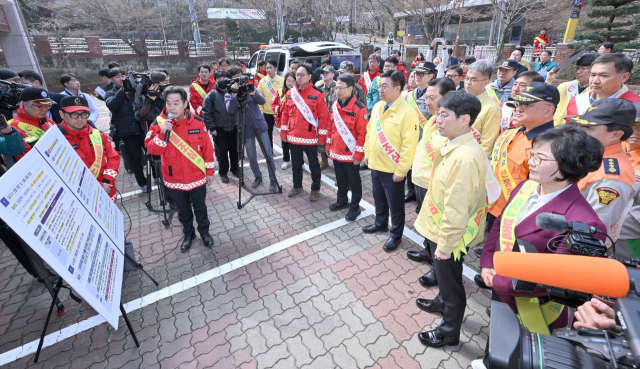 윤호중 행정안전부 장관이 16일 대구 앞산공원을 찾아 산불 예방 대응에 대한 보고를 받고 있다. 행정안전부 제공