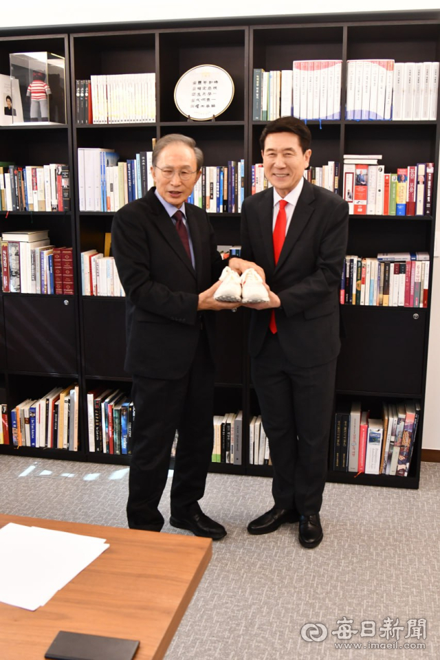포항출신 이명박 전 대통령(왼쪽)이 이강덕 경북도지사 예비후보의 선거 승리를 기원하며 운동화를 선물하고 있다. 이강덕 선거캠프 제공