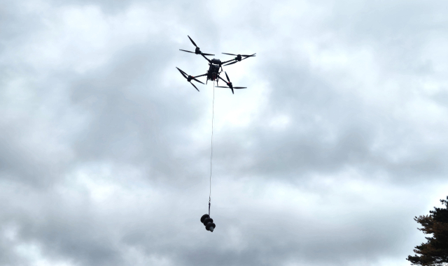 한전 경북본부, '드론 활용 철탑 애자 운반 신공법 시연' 