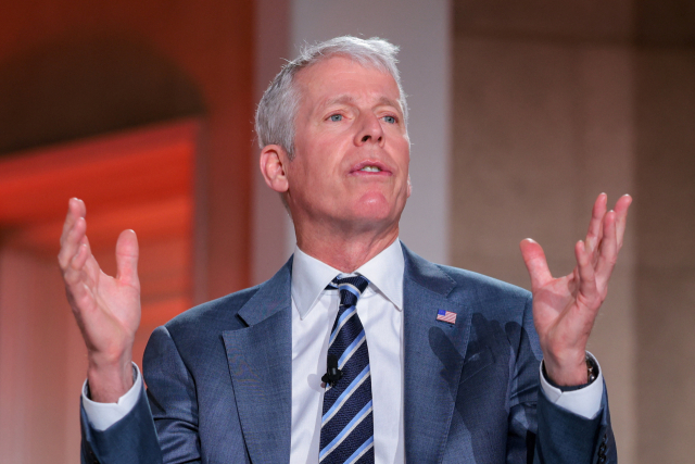 지난 11일(현지시간) 미국 워싱턴DC에서 열린 기반시설 관련 기업인과 노동계 인사들이 참여하는 회담에서 크리스 라이트 미국 에너지부 장관이 참석해 발언하고 있다. 로이터 연합뉴스