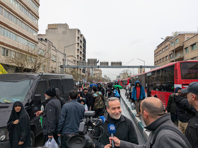 13일(현지시간) 이란 수도 테헤란에서 열린 쿠드스 데이 집회에 참석한 아바스 아라그치 이란 외무장관이 언론의 질문에 답하고 있다. URI 연합뉴스