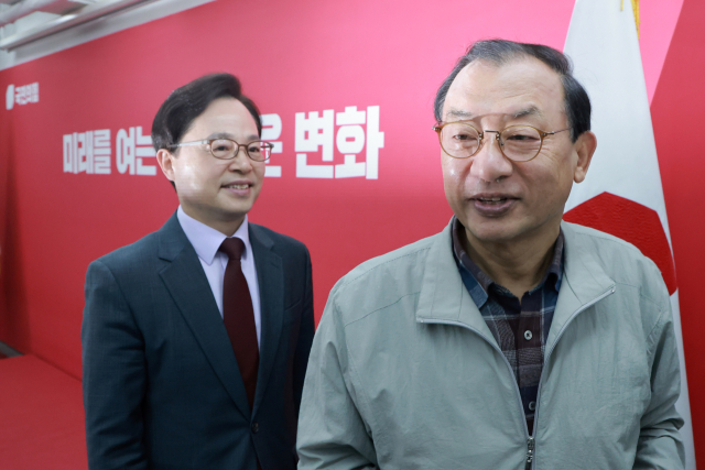 국민의힘 이정현 공천관리위원장이 16일 서울 영등포구 여의도 중앙당사에서 충북도지사 후보 공천 심사 결과를 발표한 뒤 이동하고 있다. 이 위원장은 이날 김영환 충북도지사를 컷오프(공천배제)하는 동시에 추가 공천 접수를 진행한다고 밝혔다. 왼쪽은 윤용근 공관위원. 연합뉴스