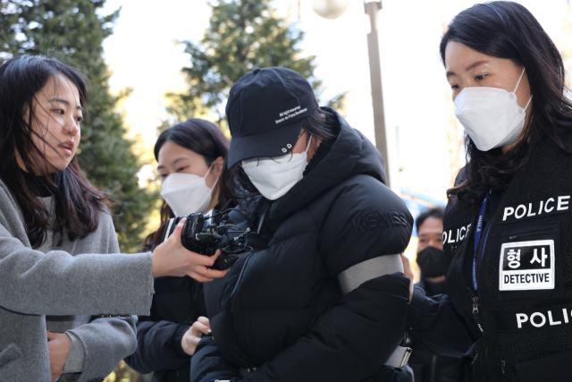 생후 20개월 된 딸을 방임해 숨지게 한 혐의를 받는 20대 친모가 7일 오후 구속 전 피의자 심문(영장실질심사)이 열리는 인천지법에 들어서고 있다. 연합뉴스