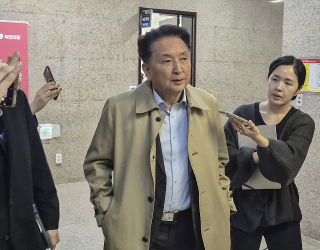 국민의힘 지방선거 공천관리위원회가 현역 충북도 지사를 컷오프(공천배제) 한 16일 당사자인 김영환 충북지사가 국회에서 양향자 최고위원을 만나기 위해 이동하고 있다. 연합뉴스