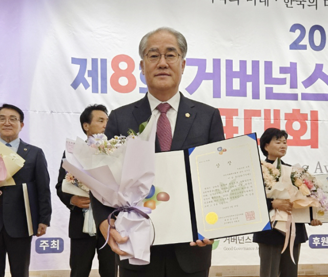 이승훈 봉화군의원이 농촌지역 의료 접근성 개선 정책 성과를 인정받아 전국 단위 지방정치 평가 대회인 