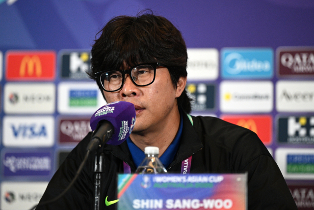 한국 여자 축구대표팀의 신상우 감독이 17일 AFC 여자 아시안컵 준결승 전 호주 시드니에서 진행된 기자회견에 참석, 각오를 밝히고 있다. EPA 연합뉴스