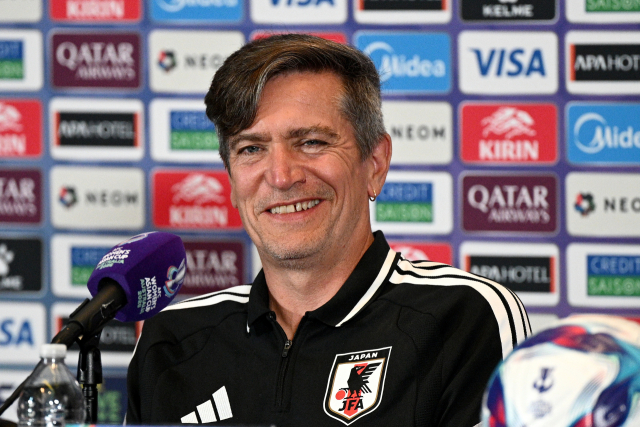 일본 여자 축구대표팀의 닐스 닐센 감독이 17일 AFC 여자 아시안컵 준결승 전 호주 시드니에서 진행된 기자회견에 참석, 취재진의 질문을 듣고 있다. EPA 연합뉴스