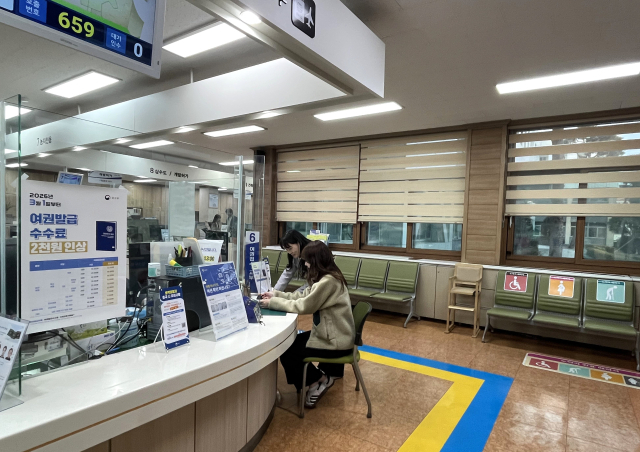 영천시 민원실이 민원인과의 보다 원활한 소통과 밝고 쾌적한 환경 조성을 위해 새 단장을 마쳤다. 영천시 제공