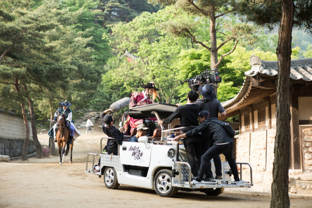 문경오픈세트장에서 촬영하고 있는 영화의 한 장면. 문경시 제공