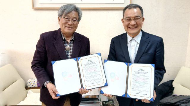 안동시의회 이재갑 의원이 16일 이형용 거버넌스센터 이사장과 